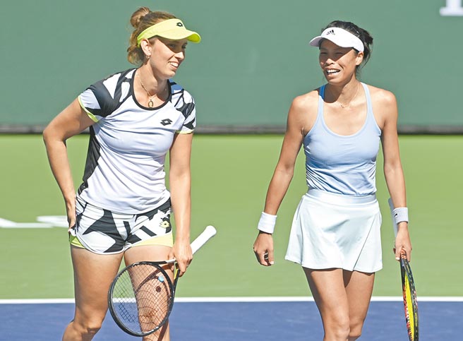 谢淑薇（右）与搭檔梅腾丝克服首盘逆境，以直落二取得年终赛女双首胜。（路透）