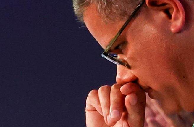 联合国气候峰会最后一刻通过协议，大会主席、英国内阁大臣夏尔玛（Alok Sharma）在协议达成后，哽咽为碳排字眼修改向各国道歉。(图/路透)