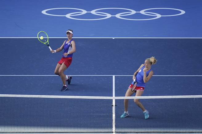 克蕾切可娃（左）、西妮雅可娃在WTA年終總決賽小組賽率先以2場直落二勝利晉級4強。（資料照／美聯社）