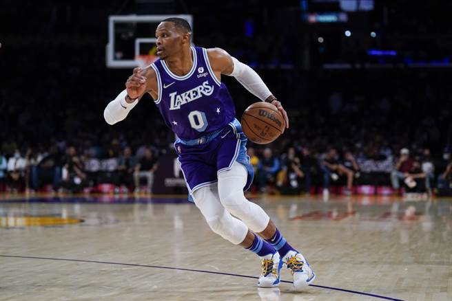 韦斯布鲁克赛后受访全程看手机挨批。(美联社资料照)