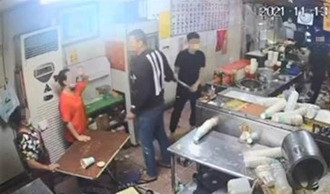 云林县林内乡发生黑衣人砸豆浆店案，警方漏夜逮捕6嫌。（摘自虎尾人讚出来脸书）