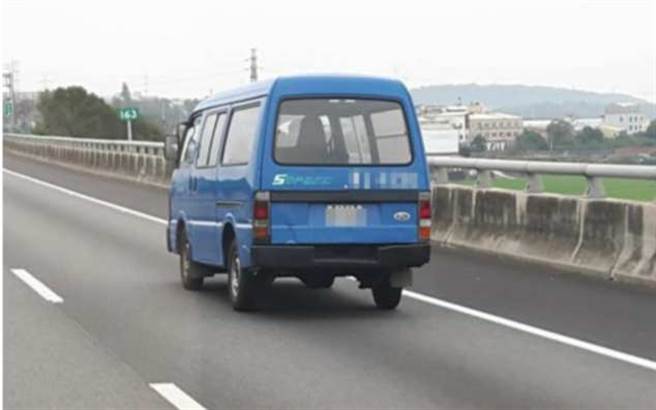 国道警证实蓝色厢型车也是警用车辆，专抓违规驾驶。翻摄自《联结车 大货车 大客车 拉拉队运输业照片影片资讯分享团FB》