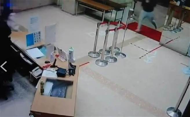 被害人急赴警局求救，但爱车仍遭砸（翻摄照片／戴上容新北传真）