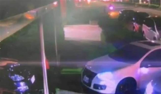 被害人急赴警局求救，但爱车仍遭砸（翻摄照片／戴上容新北传真）