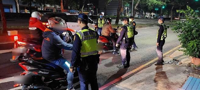 高雄市警方连续2天在全市执行酒驾大执法，警方设路检点拦检是否有骑士酒驾。（高市警察局提供／石秀华高雄传真）