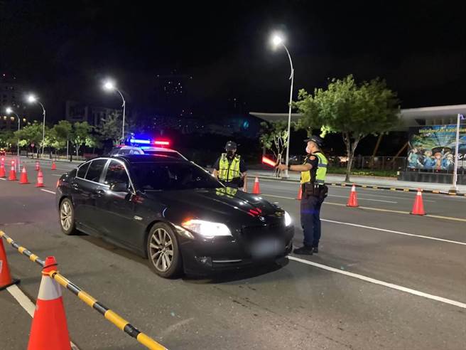 警方在路检点拦下汽车驾驶人，拦查车主是否有喝酒。（高市警察局提供／石秀华高雄传真）