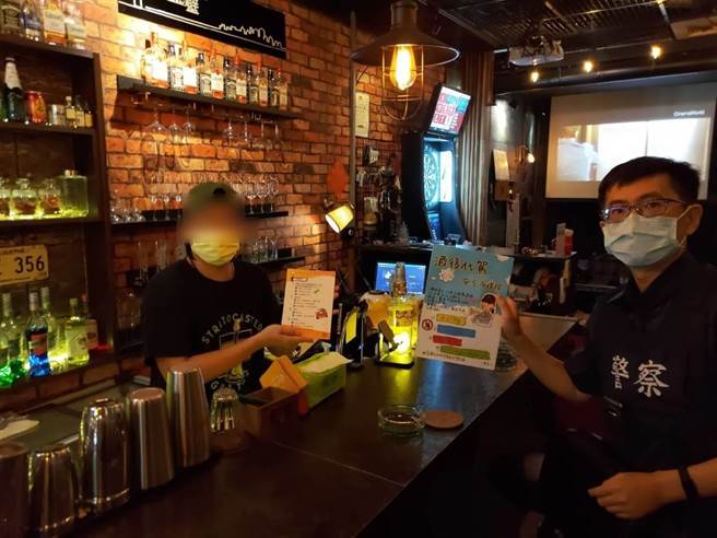 警方至饮酒场所向店家宣导社会责任，若有客人饮酒，劝导要代驾或酒后勿开车。（高市警察局提供／石秀华高雄传真）