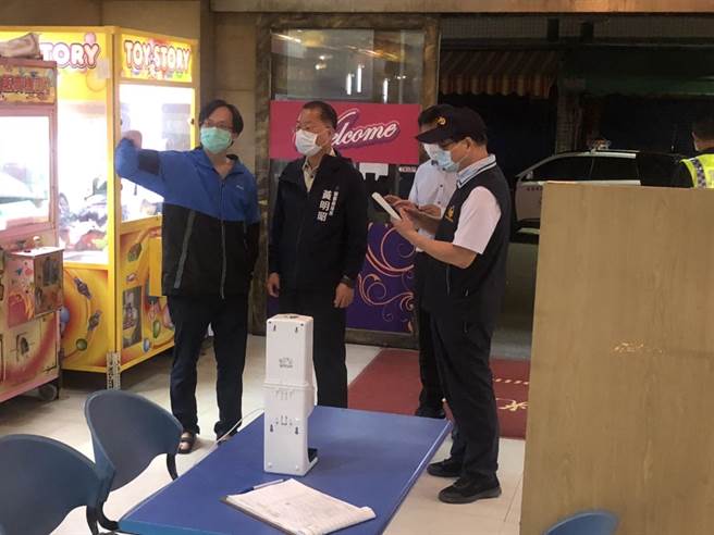 高市警察局长黄明昭昨晚亲自率领联合稽查小组稽查酒驾肇事的黄姓男子消费的复合式KTV，结果在防疫以及公安部分发现6项缺失。（高市警察局提供／石秀华高雄传真）