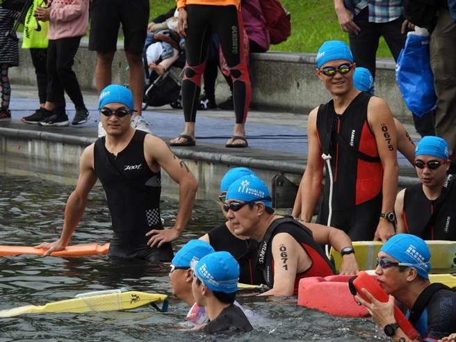 前总统马英九参加「2021花莲太平洋铁人三项锦标赛」，蓄势待发进行第一项游泳项目。（罗亦晽摄）