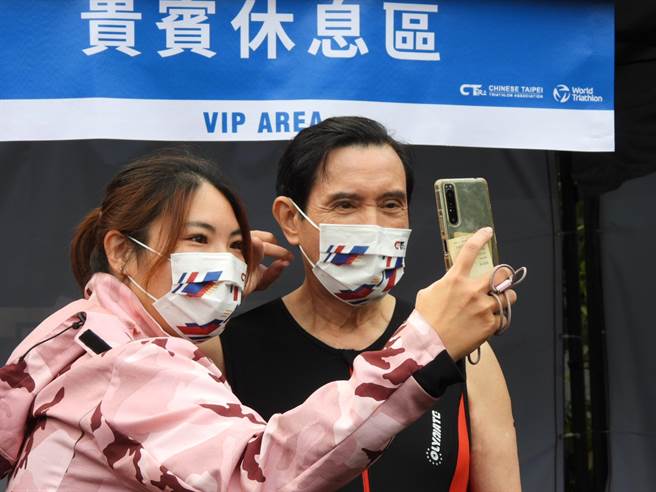 前总统马英九参加「2021花莲太平洋铁人三项锦标赛」，报到时，不少粉丝向前合照留念。（罗亦晽摄）