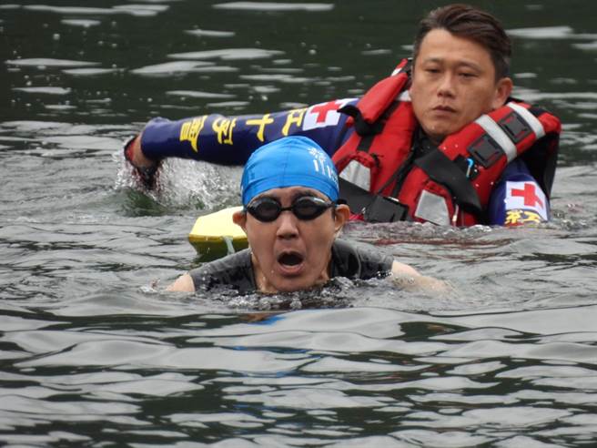 前总统马英九参加「2021花莲太平洋铁人三项锦标赛」，最后以蛙式完成第一项游泳项目。（罗亦晽摄）