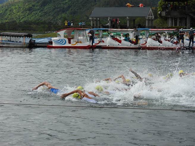 「2021花莲太平洋铁人三项锦标赛」今在花莲县寿丰乡鲤鱼潭进入第2天半程和半程接力赛，各地中外好手齐聚一堂。（罗亦晽摄）