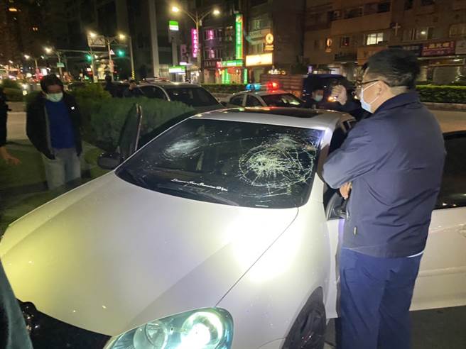 被害车辆停在分局前奔警局求救，车子仍遭砸。