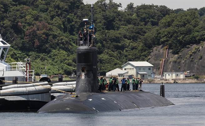 美国海狼级核动力攻击潜舰「康乃狄克」号（USS Connecticut，SSN 22）7月31日抵达日本横须贺港的画面。（美国海军）