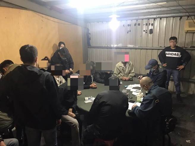 礁溪警分局13日查獲天九牌職業賭場，查獲賭場主持人賴姓男子、賭客等共17人。（警方提供／李忠一宜蘭傳真）