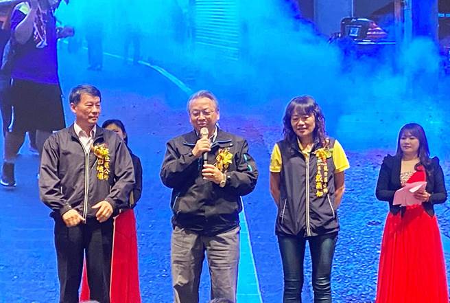 副市长令狐荣达（左二）强调，彰化南瑶宫老四妈会今年大肚「值角」，妈祖信仰深入民心。（台中市政府提供）