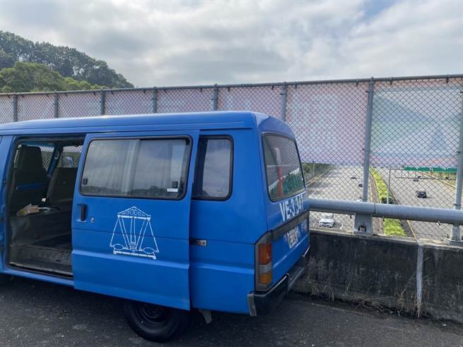 蓝天使厢型车在国道上执法。（翻摄照片／林瑞益高雄传真）