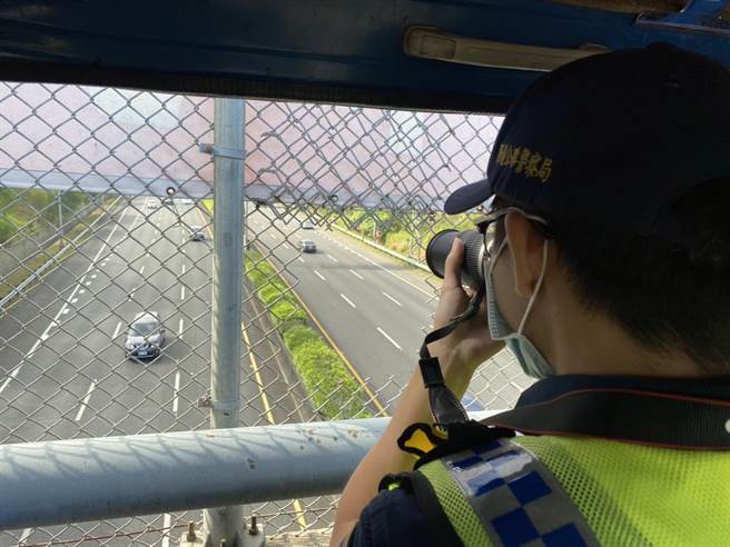 国道警察在制高点抓超速违规。（翻摄照片／林瑞益高雄传真）