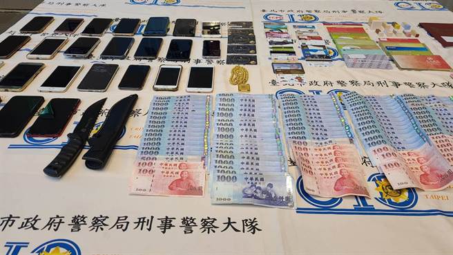 警方破获诈骗集团提供帐户的收簿手，查扣安非他命、摇头丸、作案手机、存折、金融卡等赃证物，（图／警方提供）