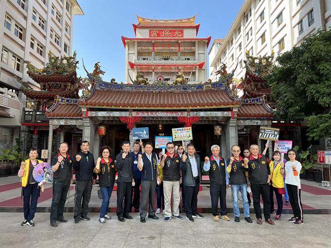 中市警第二分局為讓交通安全宣導發揮實質效益，特結合北區知名宮廟「元保宮」、「重生堂」，製作反光手環、鑰匙圈、夾式警示燈等交安宣導品。（台中警二分局提供／馮惠宜台中傳真）