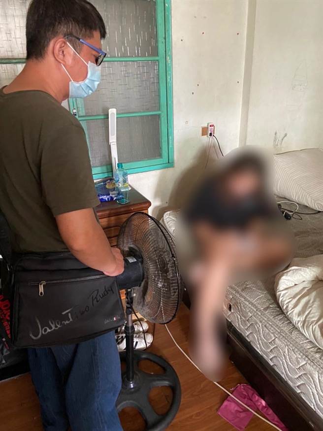 高市少年队警方在楠梓区发现宜兰少女藏在男友顶楼住处。（翻摄照片／石秀华高雄传真）