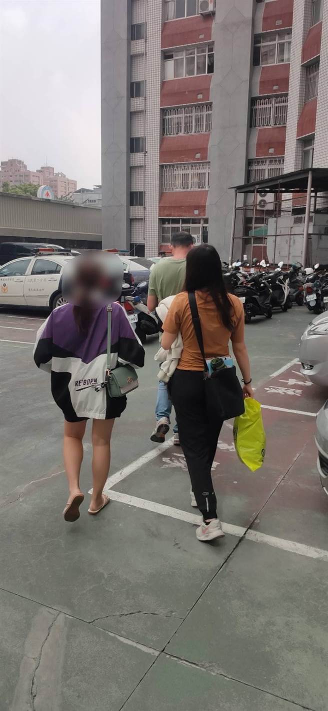 高雄警方将寻获的宜兰少女带回少年队，并通知亲友带回。（翻摄照片／石秀华高雄传真）