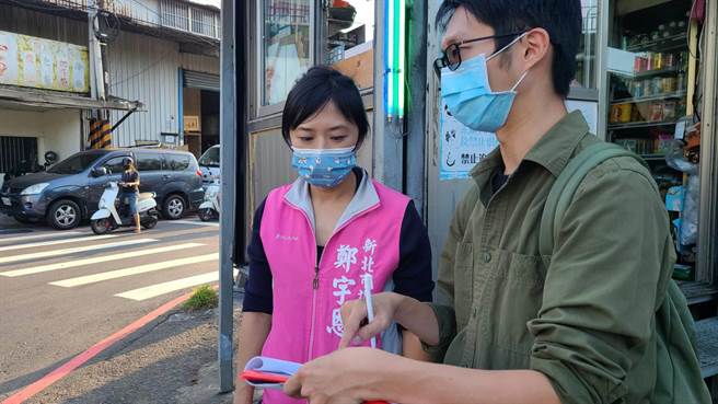 新北市議員鄭宇恩接獲投訴，指里鄰志工聯誼改發加倍券，還要求在3天內核銷。圖為鄭宇恩會勘資料照（鄭宇恩服務處提供／戴上容新北傳真）
