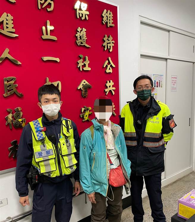 妇人独自健走兴福寮登山步道受困  淡水警消合力救援（警方提供／戴上容新北传真）