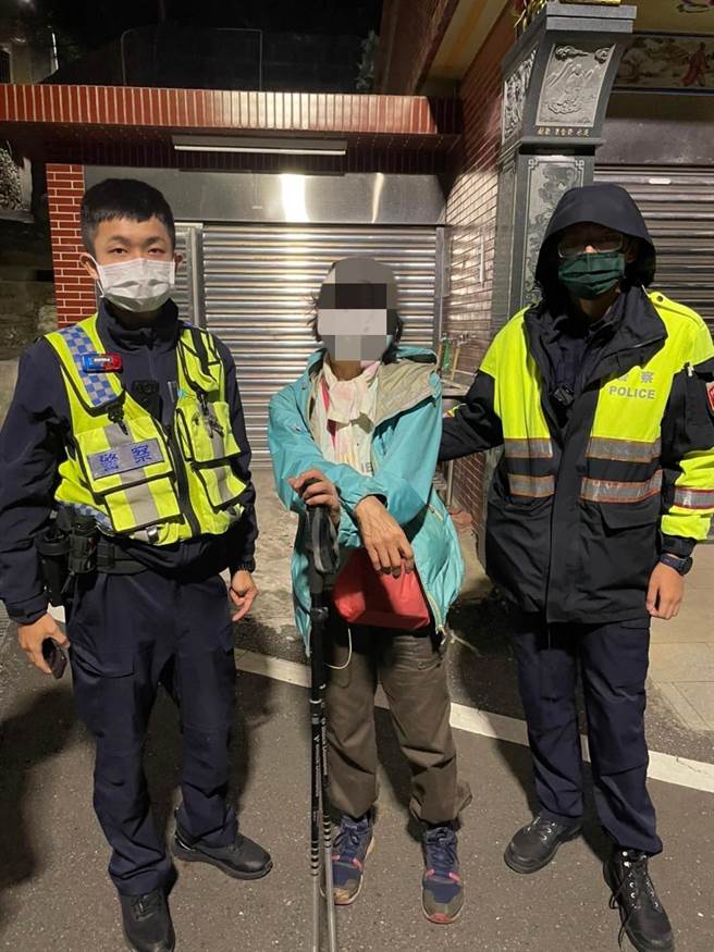 妇人独自健走兴福寮登山步道受困  淡水警消合力救援（警方提供／戴上容新北传真）