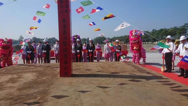 （义大医疗决策委员会主委杜元坤(正面右一)、屏东县长潘孟安(右二)等多位贵宾参加动土典礼。图／林宪祥）