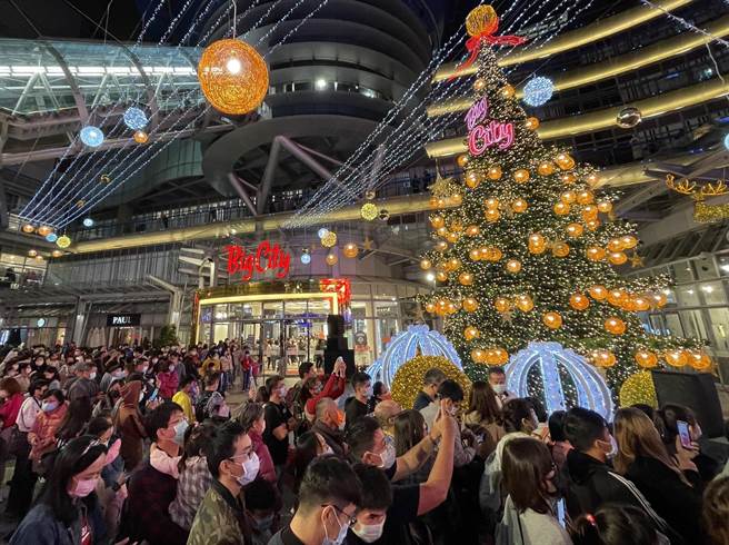 讓大新竹消費者期待的Big City遠東巨城購物中心耶誕樹13日晚間點亮了！（巨城提供／陳育賢新竹傳真）