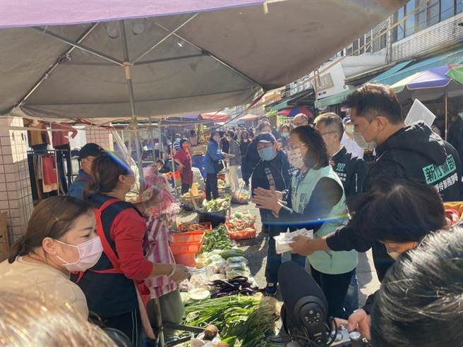 民眾党立委赖香伶（右二）14日上午在新竹县竹北市天后宫市场，以街头宣讲方式，传达民眾党对于4个公投议题的立场。（庄旻静摄）