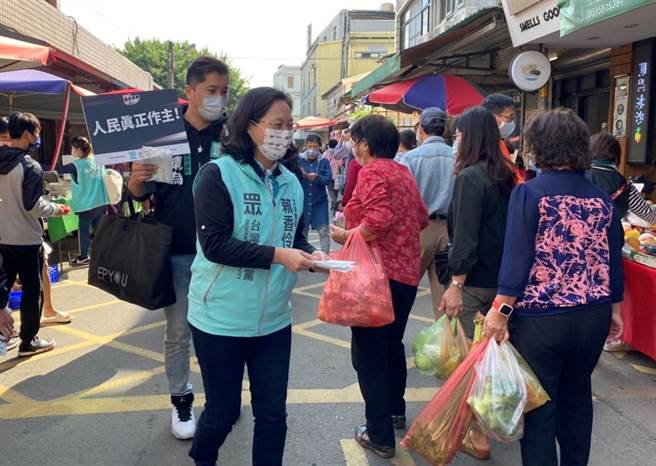 民眾党立委赖香伶（左二）14日上午在新竹县竹北市天后宫市场，以街头宣讲方式，传达民眾党对于4个公投议题的立场。（庄旻静摄）