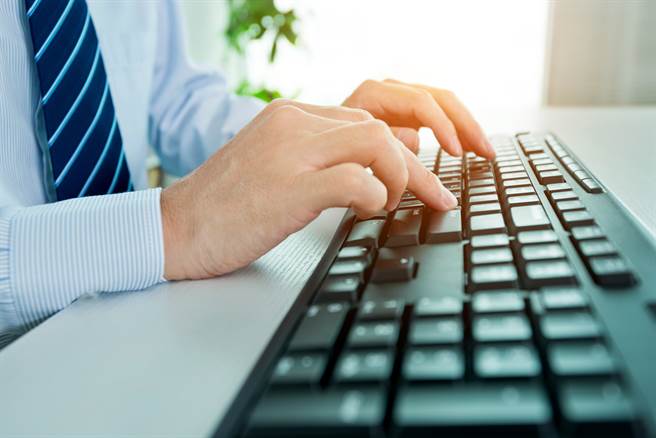 一名男网友感嘆，每天早上9点到公司，做跟昨天一样的事、遇到一样的人、坐在同样的位子，下班回到家仅剩的时间只有几个小时，感嘆「工作让人生完全失去自由」。（图／示意图，达志影像）