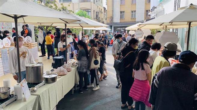 （「我想吃国产杂粮假日市集」吸引大批民眾参观选购！图／业者提供）