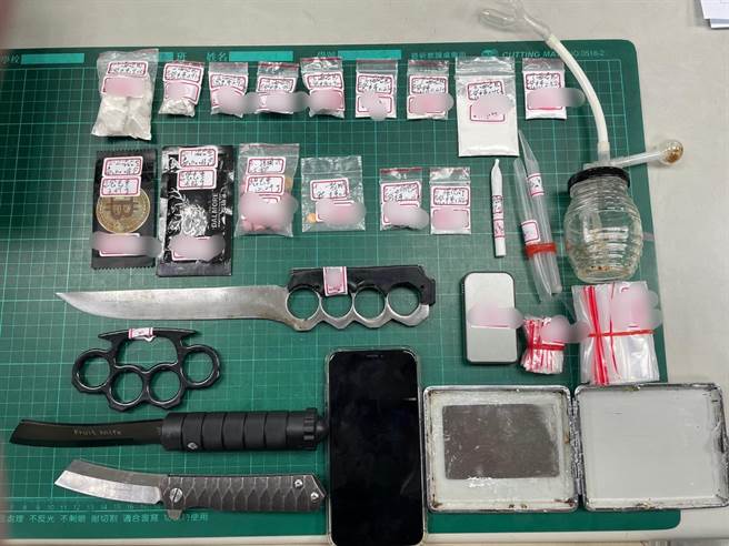 高雄邱姓男子在车上吸毒昏睡停车场，好心民眾报警，被警方查获持有多包毒品及短刀等违禁品。（翻摄照片／石秀华高雄传真）