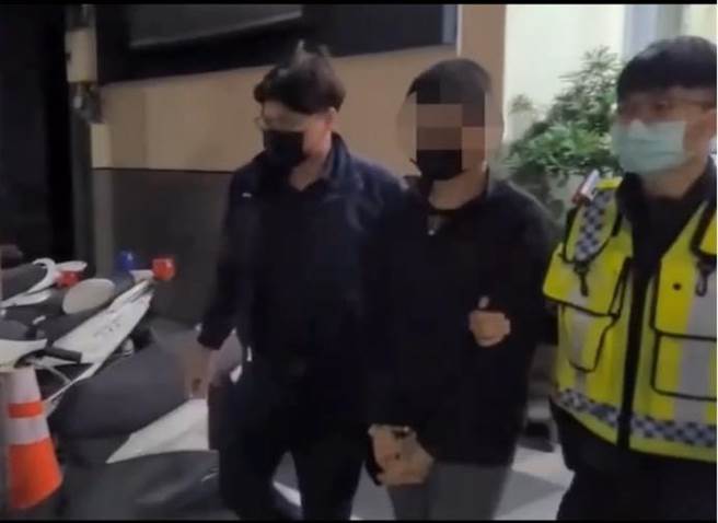 邱男因持有毒品及短刀等物，被警方逮捕送办。（翻摄照片／石秀华高雄传真）