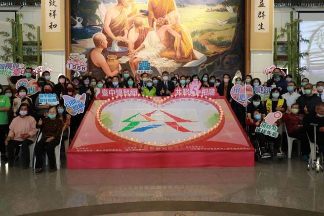 台中市卫生局举办失智照护成果展，长辈及家属共同点亮爱连网心灯。（台中市卫生局提供／王文吉台中传真）