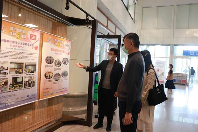 失智照护成果展让更多民眾认识失智症及瞭解台中市失智照护资源。（台中市卫生局提供／王文吉台中传真）