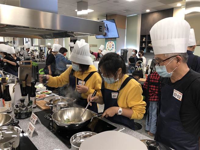 「乌矸仔秘密」大纯酿亲子料理竞赛吸引16组亲子家庭参加。（台中市农业局提供／王文吉台中传真）