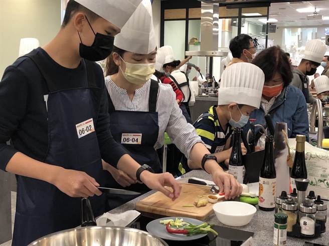「乌矸仔秘密」大纯酿亲子料理竞赛吸引16组亲子家庭参加。（台中市农业局提供／王文吉台中传真）