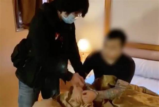 警方在桃园一处饭店，逮捕13日凌晨3点多发生在西门町KTV外斗殴的李姓主嫌，讯后依杀人未遂送办。（图／李文正翻摄）