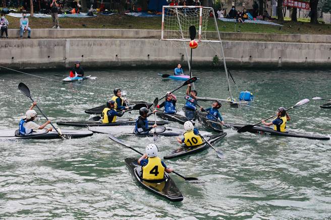 台中市长杯轻艇锦标赛有轻艇水球、轻艇竞速等2项比赛项目，竞争相当激烈。（台中市运动局提供／王文吉台中传真）