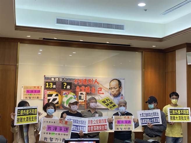 多个环团今(14)日北上立法院召开记者会表示，减碳的关键则是产业转型，国家不应使用天然气来达到2050净零碳排，呼吁公投投下同意票，迫使执政党选择先进观念的解决方案，而非牺牲藻礁。（李柏澔摄）