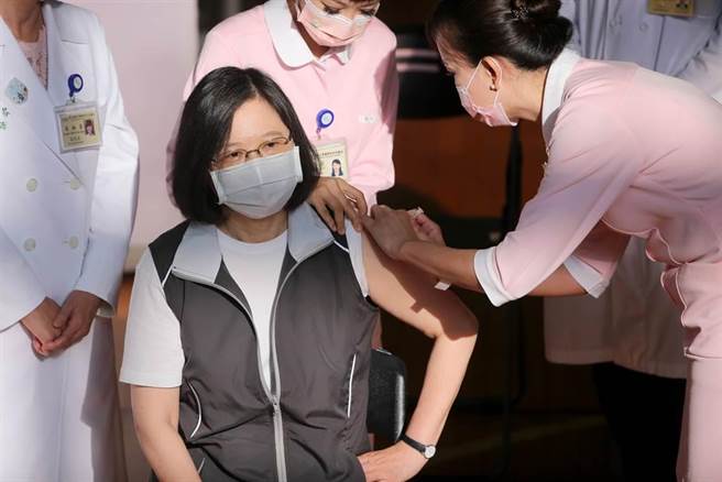蔡英文總統今年8月前往台大醫學院體育館獻出手臂接種高端疫苗，國際疫情紓解，是時候出訪友邦穩定邦誼了。（黃世麒攝）