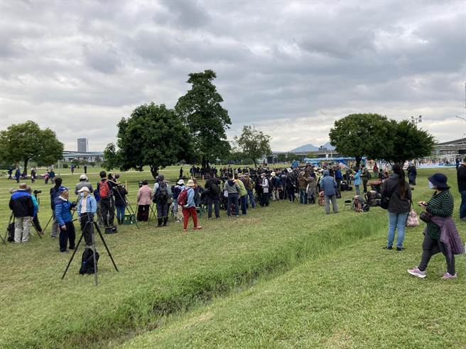 稀客「沙䳭」来访新北熊猴森乐园 百炮环伺抢拍。（新北市高滩处提供）