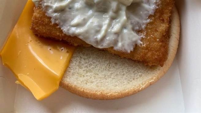 一名男網友買了麥香魚卻發現，裡面只有半片起司，讓他感覺被坑錢，沒想到貼文曝光，大批網友卻說「一直一來都是只有半片」，更有知情人透露，10年前確實是整片起司。（圖／翻攝自Dcard）