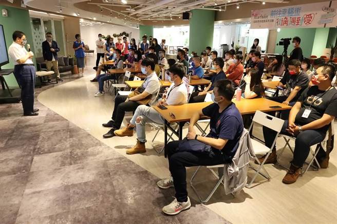 新竹县政府今年举办多场青年联谊活动，压轴的「爱恋运动街，相约心球」，即将在12月11日登场。（庄旻静摄）