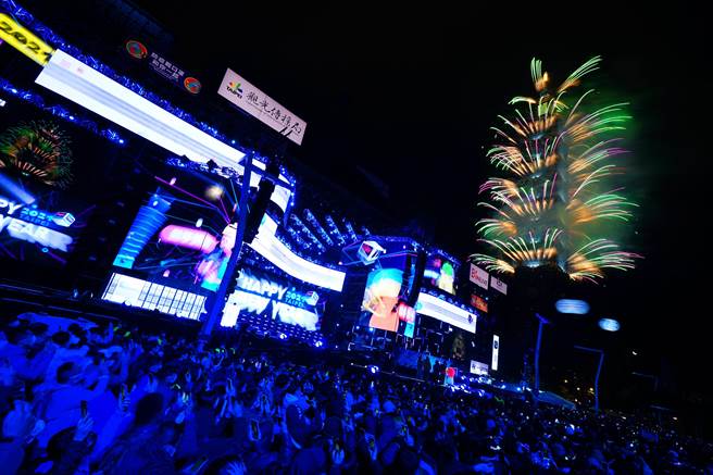 台北市观传局主办的「2022跨年晚会」，将在12月31日登场，为欢迎全国旅客到台北玩，观传局首次与旅行社合作推出跨年专属限量游程，在11月12日起开卖，只要购买游程来台北住1晚，就可免排队入席跨年晚会摇滚区。（北市观传局提供／游念育台北传真）