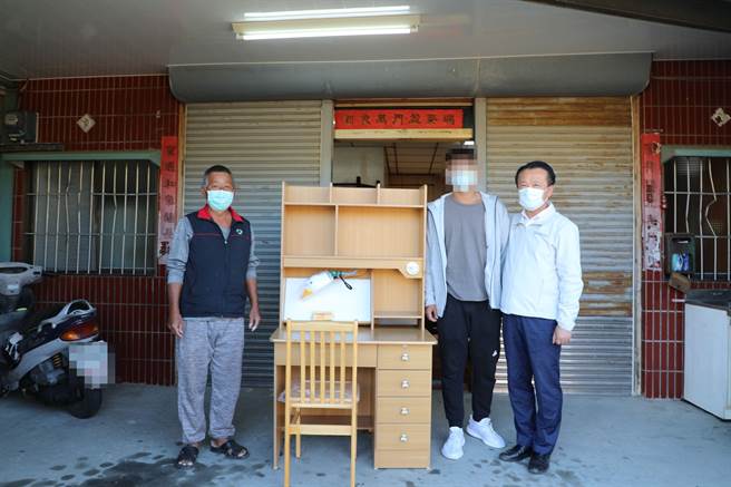 嘉義縣長翁章梁（右）贈送書桌檯燈，期勉張姓學生奮發向上。（廖素慧攝）